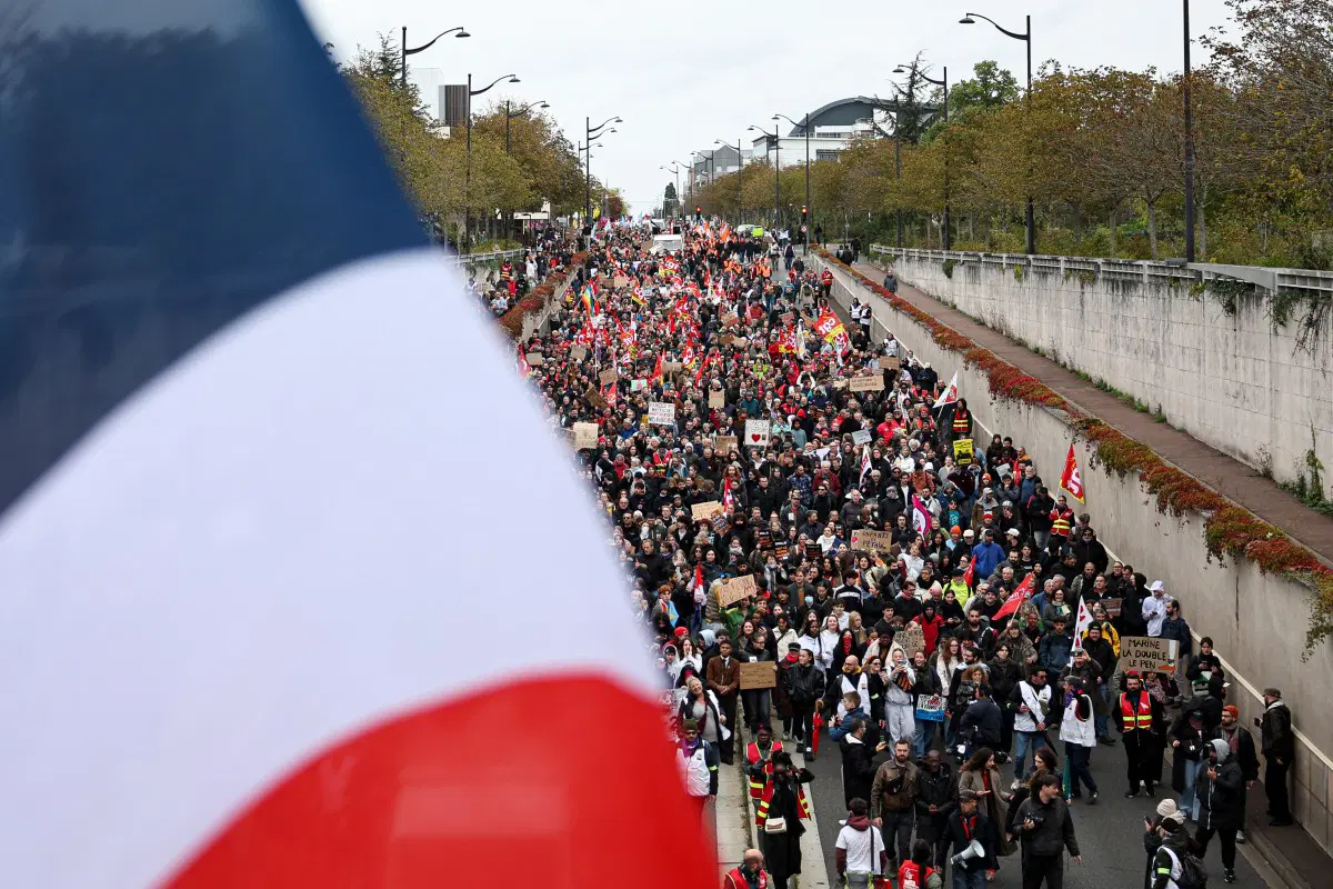 Police fire tear gas as new French demonstrations kick off