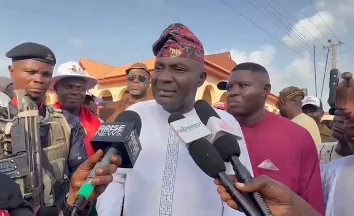 Former Senator Simeon Ajibola, ex-APC chairman James Ayeni and about 6,000 party members defect to PDP in Kwara State