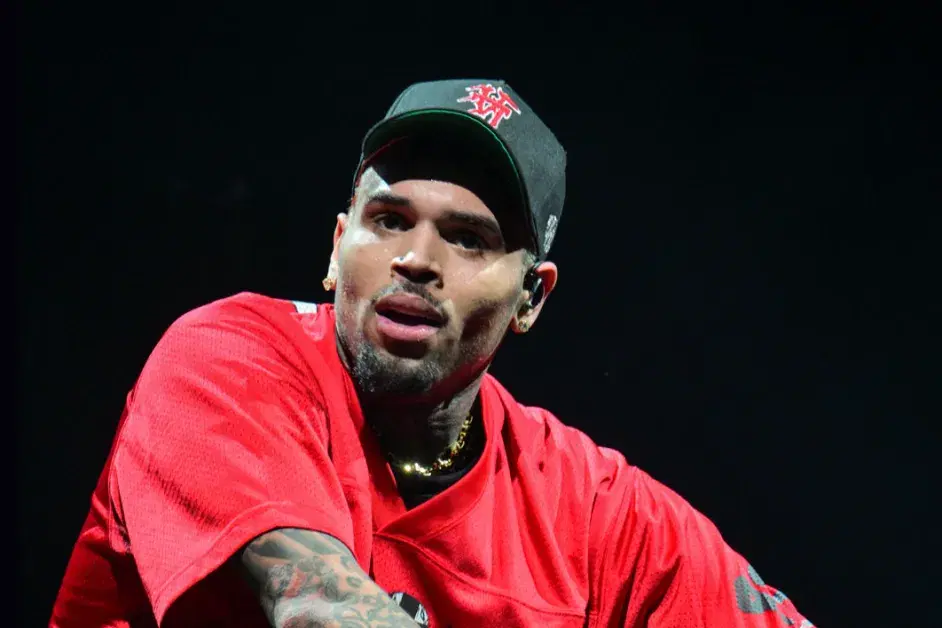 US singer Chris Brown avoids jail over UK nightclub brawl