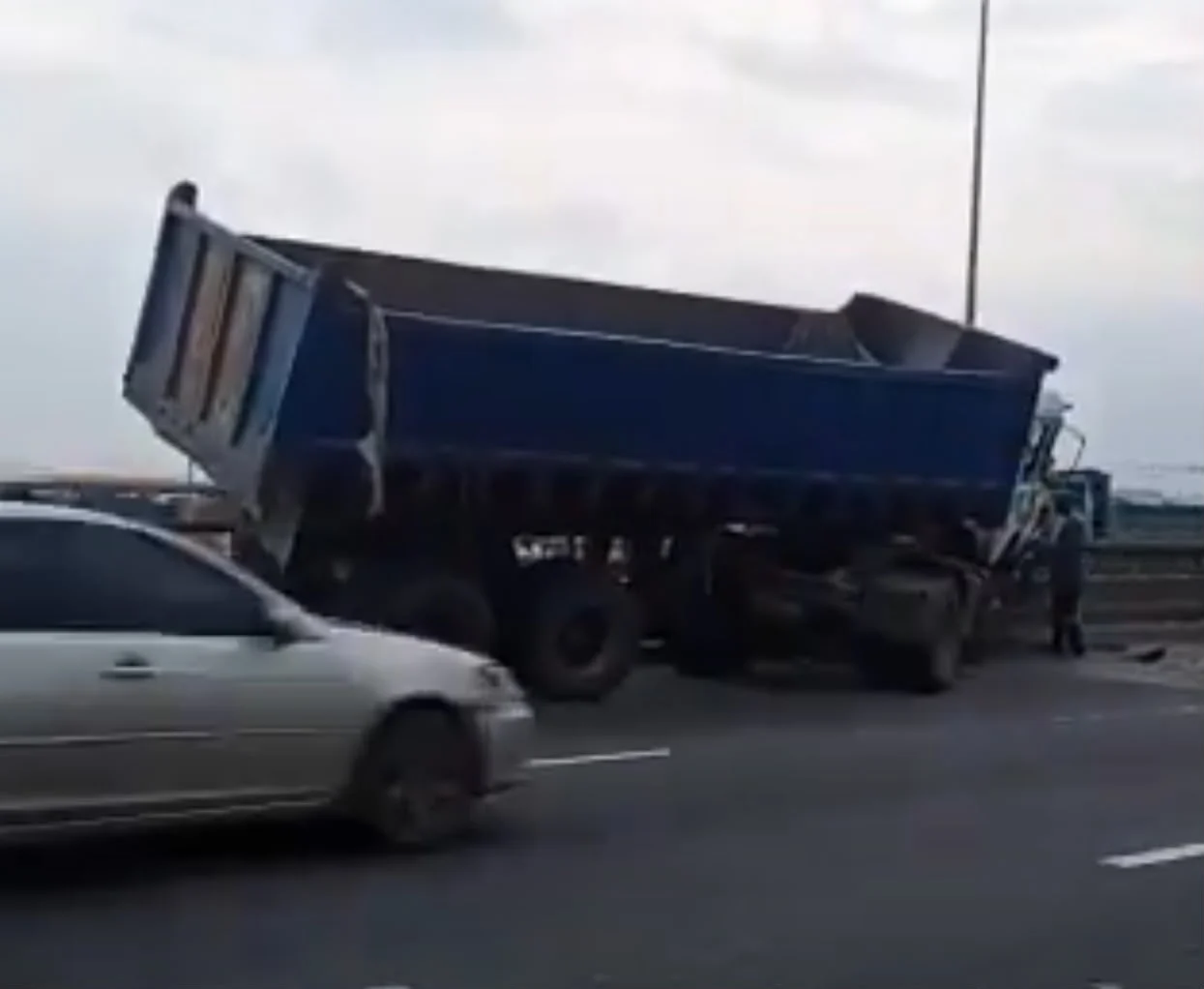 Tipper dangles off Kara Bridge on Lagos-Ibadan Expressway