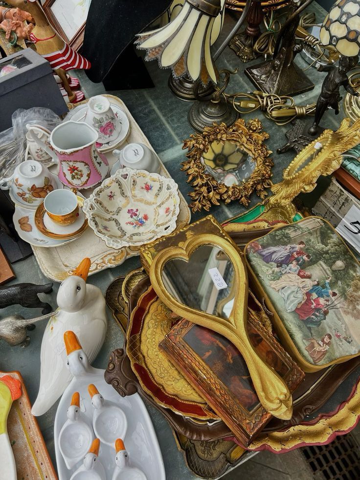 Flea market ceramics, gold frames, vintage objects