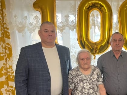 Труженицу тыла и жительницу Московского района Нину Тарасову поздравили со 100-летним юбилеем