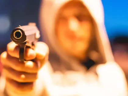 Серьезный инцидент с водителем: огнестрельное ранение в Москве