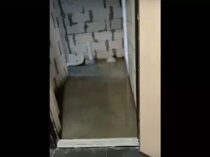 Неприятности с водой: Рабочие затопили квартиру в Москве