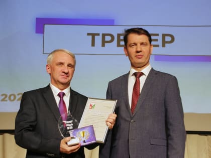 Лучший тренер и спортсмен года играют в шашки во Дворце