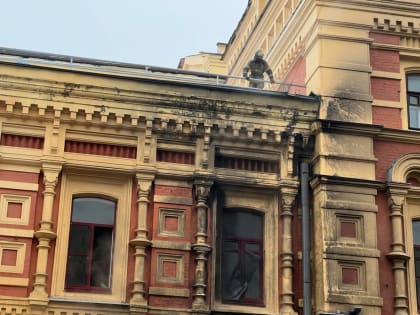 Пострадавший из-за пожара фасад Главного ярмарочного дома восстановят