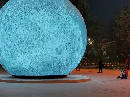 Гигантская луна: новое чудо в центре города
