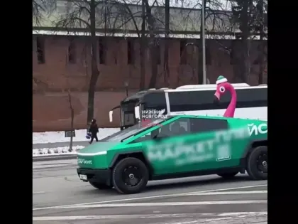 В центре Нижнего заметили супердорогую машину Илона Маска — видео
