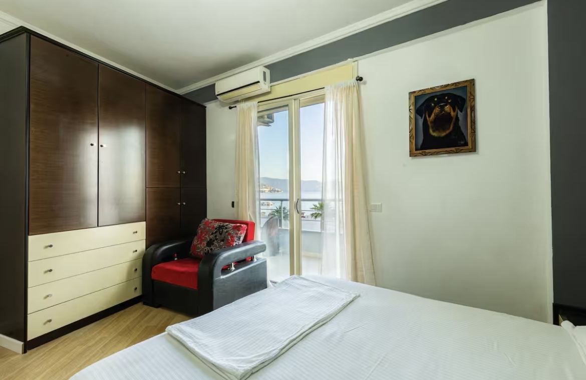 Apartament me pamje të plotë nga deti – 1 minutë larg plazhit, në zemër të Vlorës 