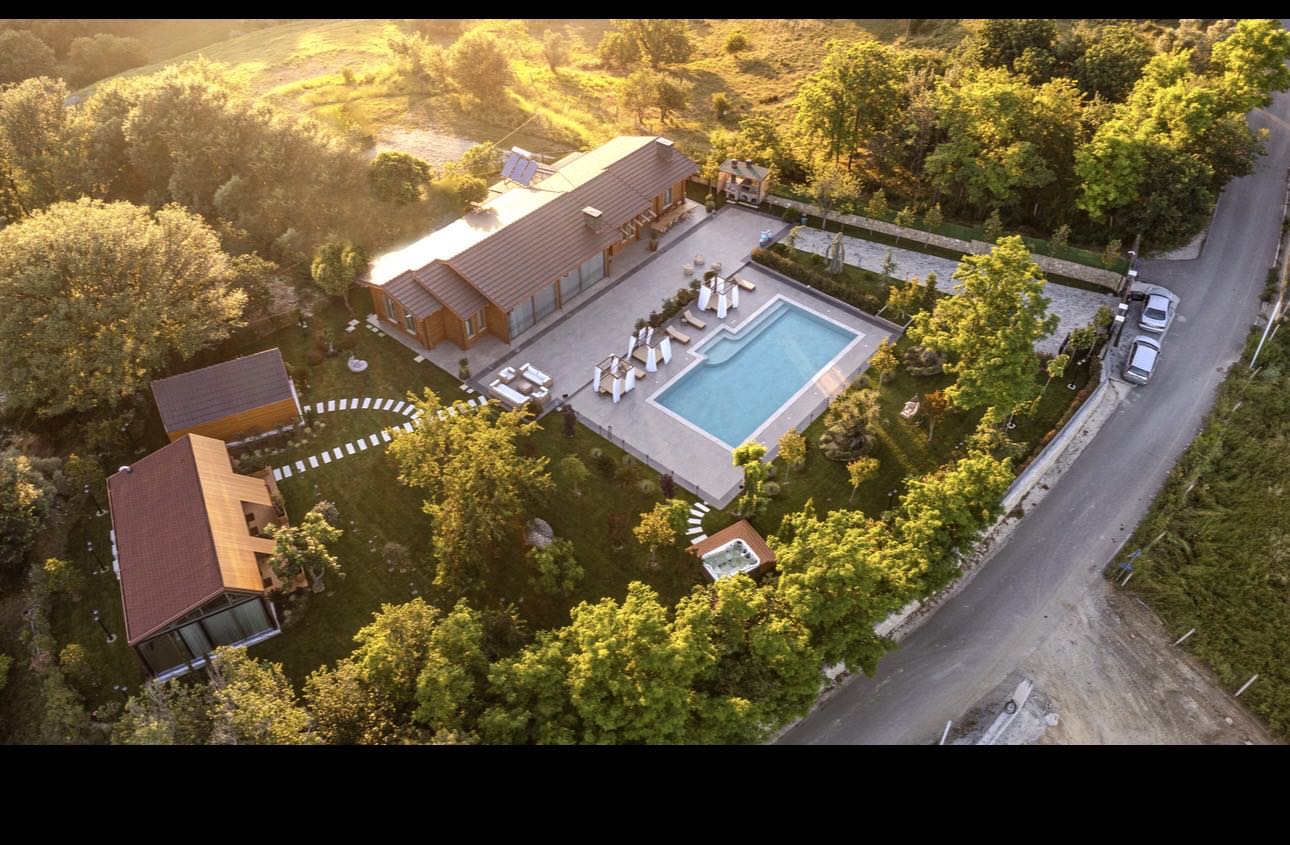 Vilë Druri me Pishinë Private & Jacuzzi