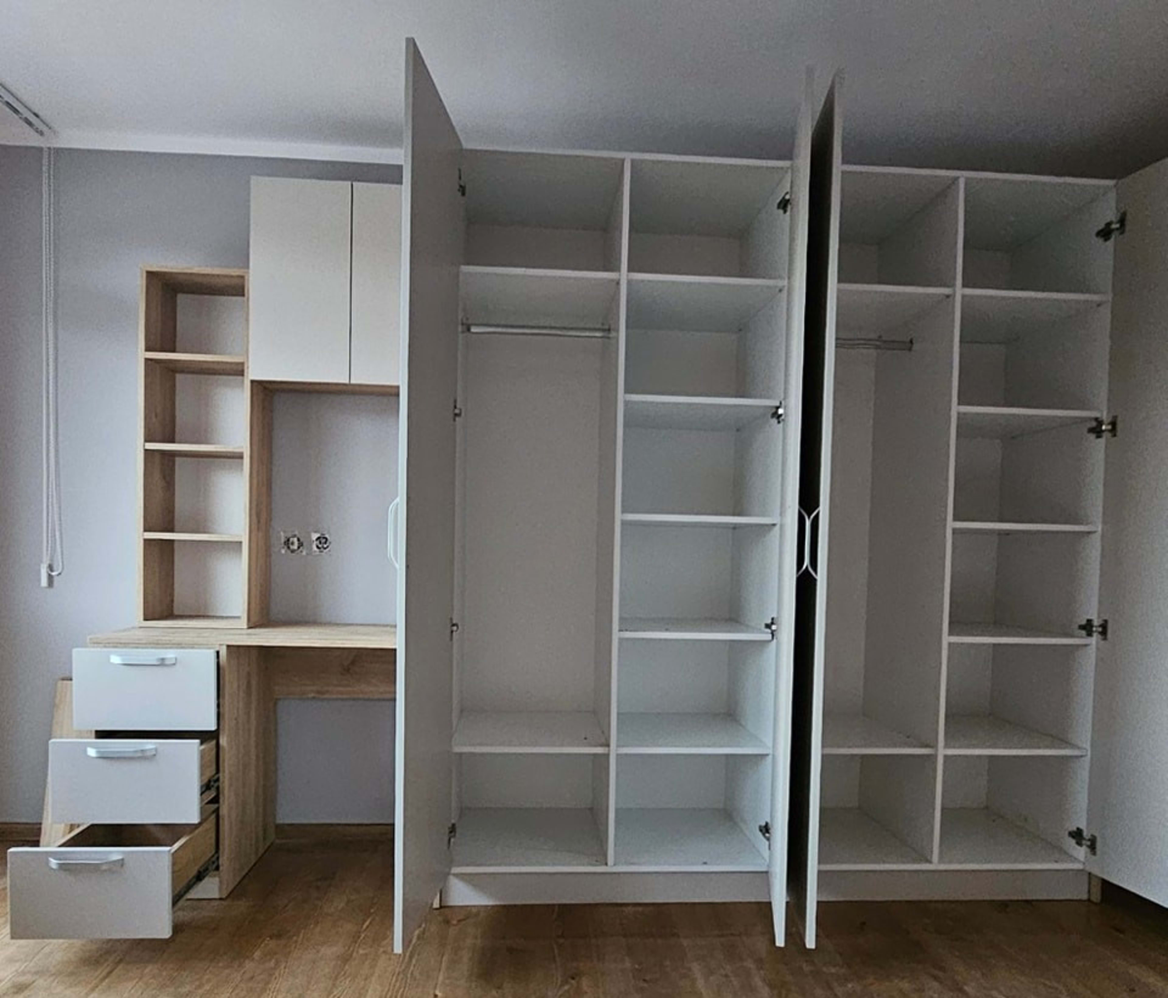 Интериор на гардероб с модерен, бежов, бюро
