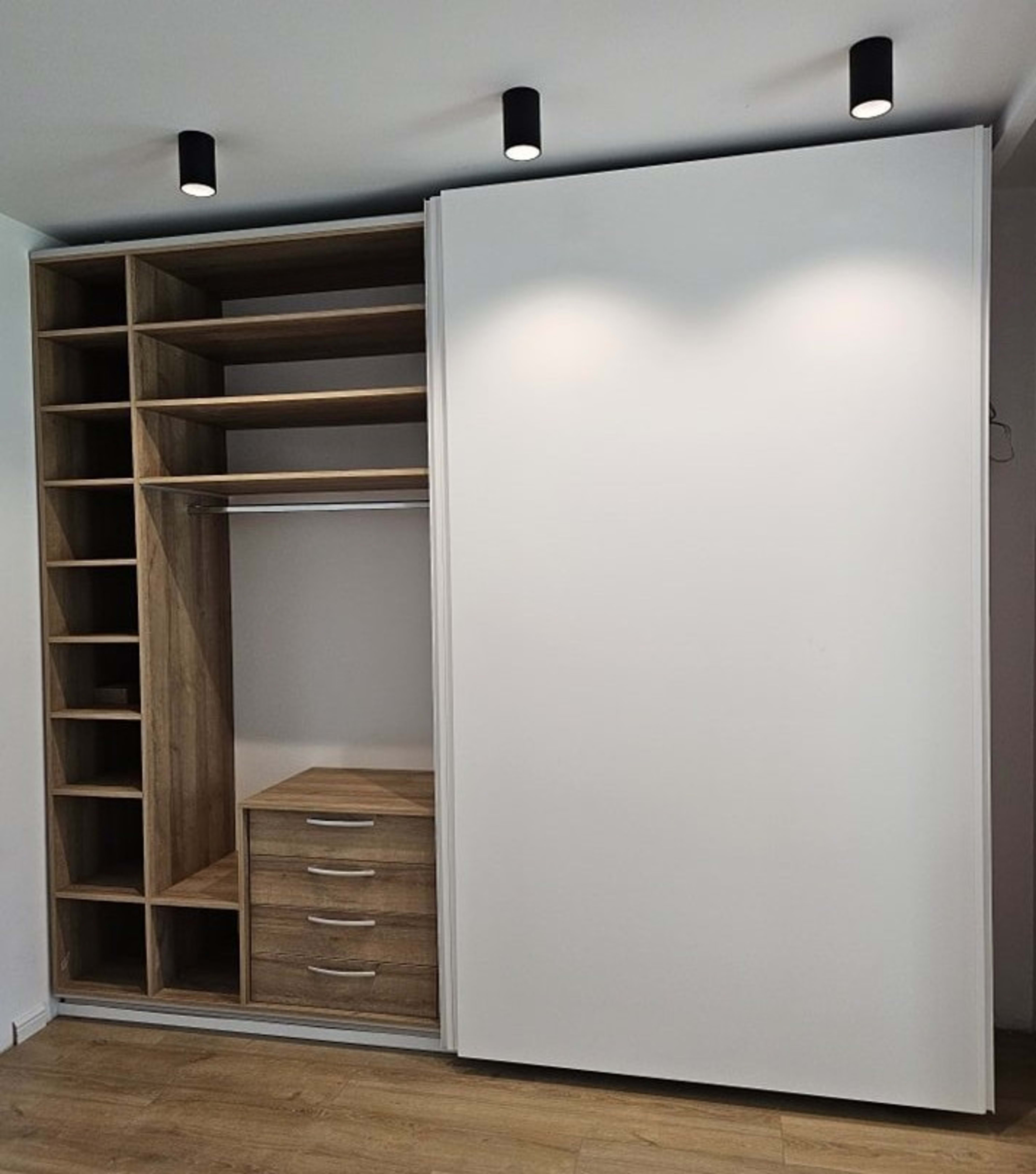 Интериор на гардероб с модерен, бял, рафтове
