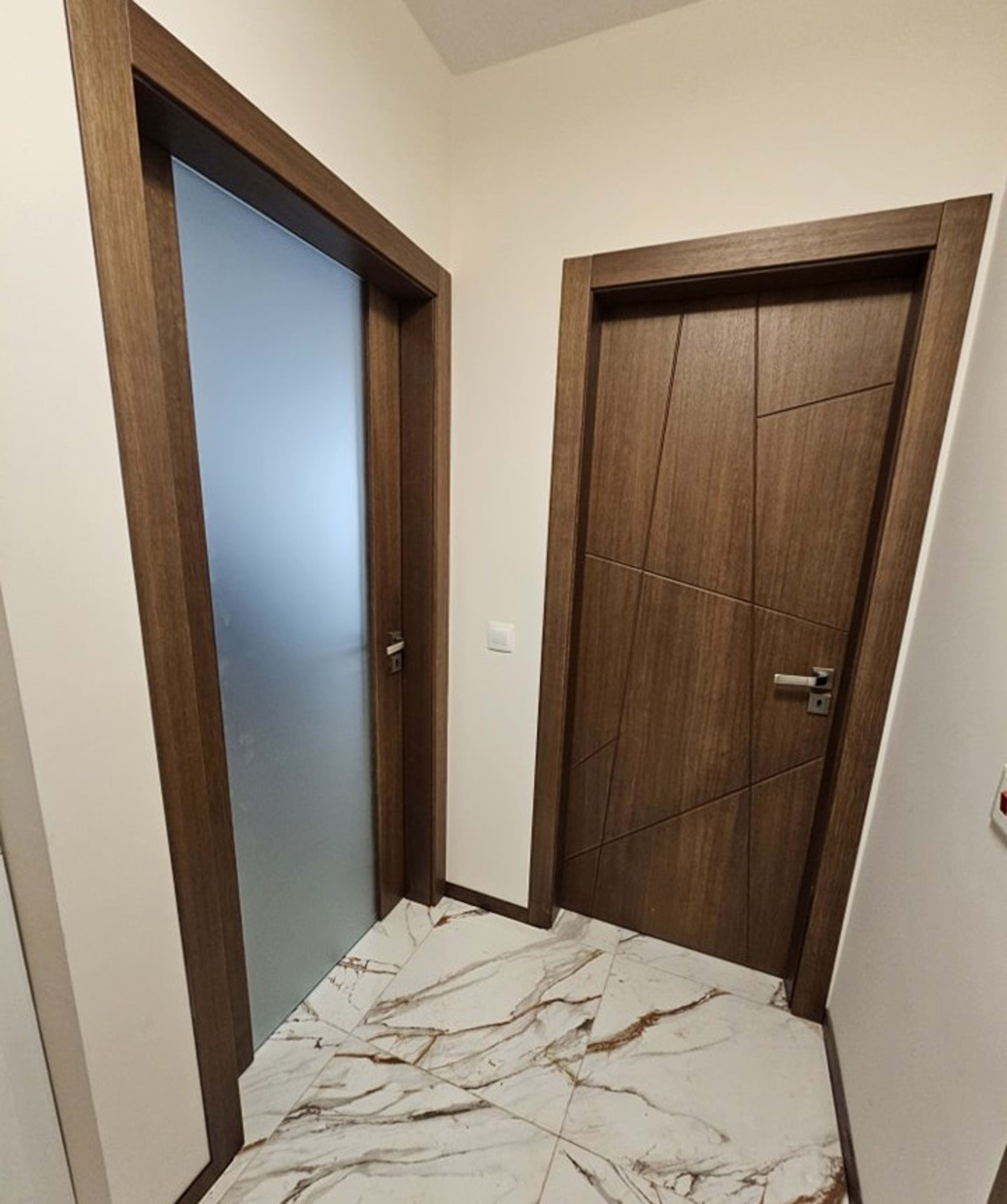 Интериор на интериорна врата с модерен, орехов, стъкло, система с плъзгаща врата