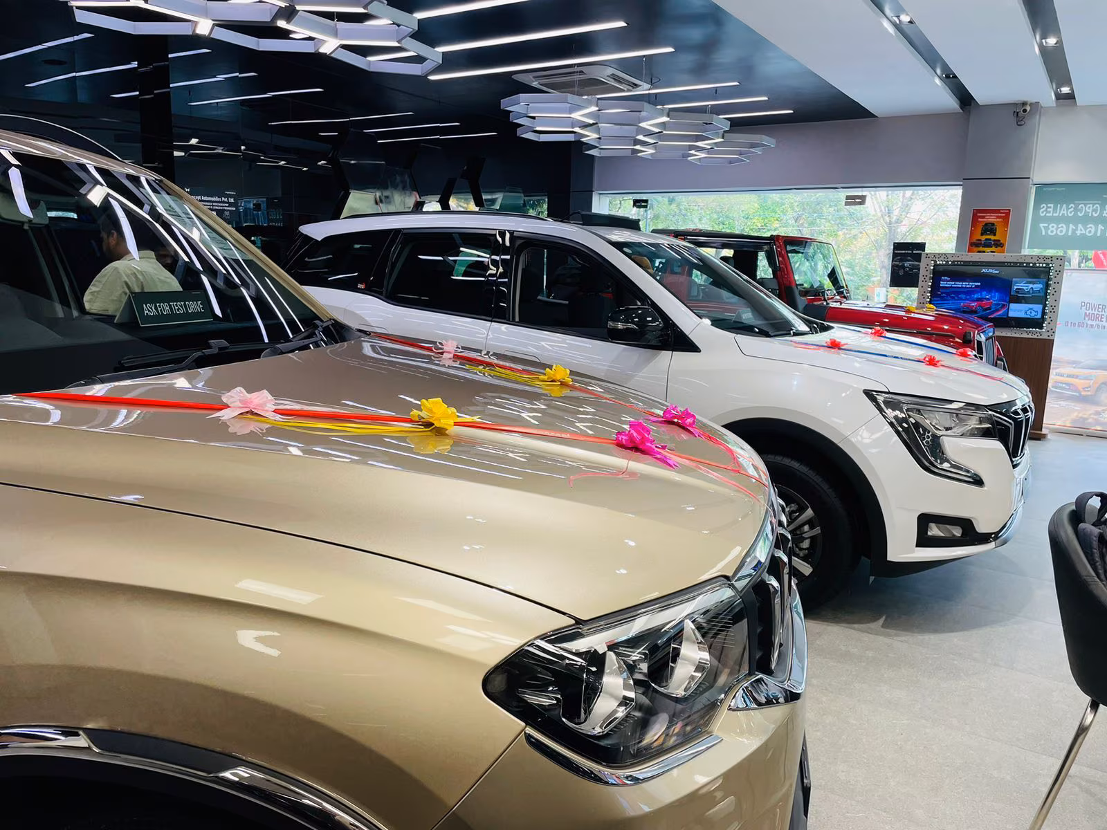Mahindra Showroom Ring Road New Delhi Koncept Automobiles