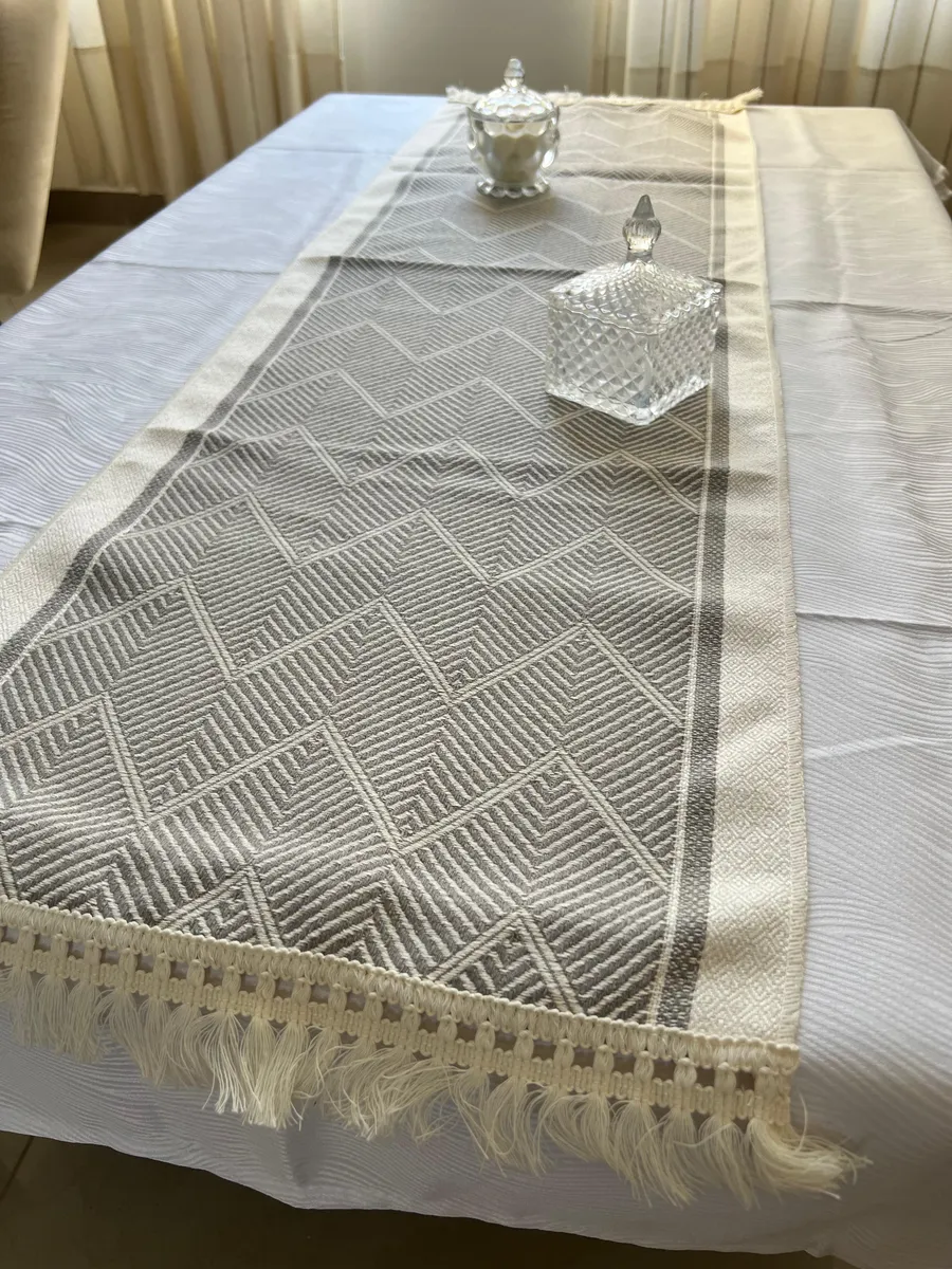Camino gris con ondas mediano