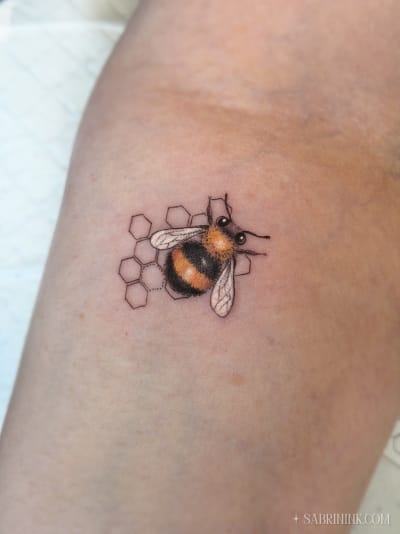 fineline-bee-tattoo-calgary-sabrina-zimmer_tc5sl5