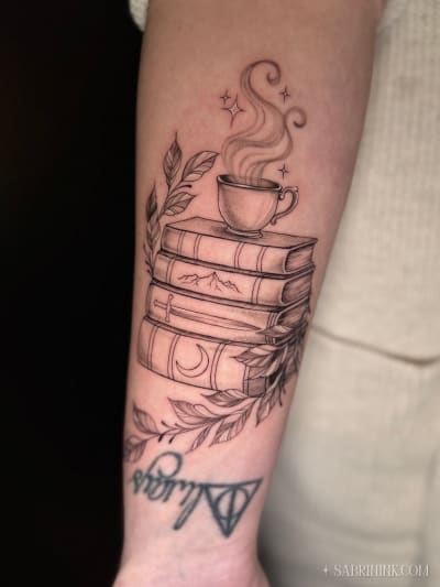 fineline-coffee-tea-cup-books-tattoo-calgary-sabrina-zimmer_c9jopc