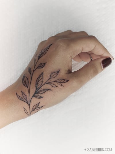 fineline-hand-vine-tattoo-calgary-sabrina-zimmer_ckg53s