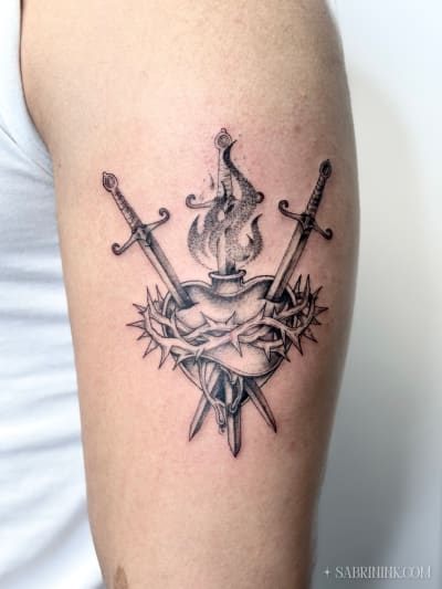 fineline-sacred-heart-tattoo-calgary-sabrina-zimmer_vghis8