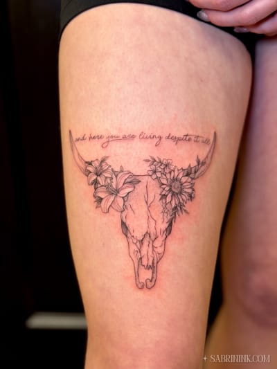 fineline-skull-flowers-tattoo-calgary-sabrina-zimmer_ofpehv