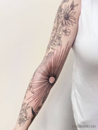 fineline-sun-rays-tattoo-calgary-sabrina-zimmer_bkk1d1