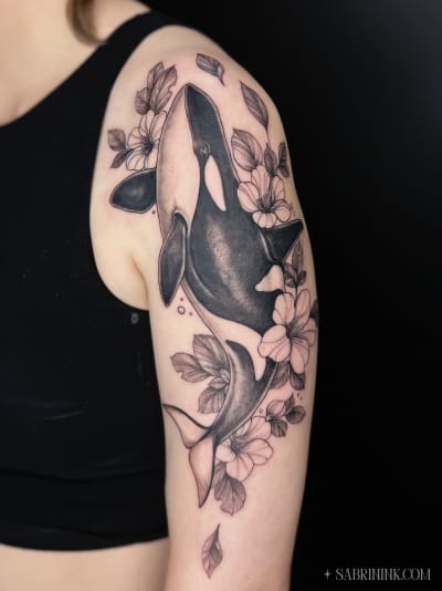 fineline-whale-flowers-tattoo-calgary-sabrina-zimmer_kgaxpp