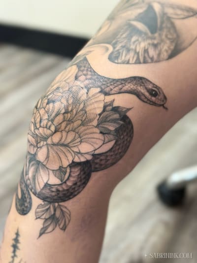 floral-tattoo-snake-knee-calgary-sabrina-zimmer_kcylgp