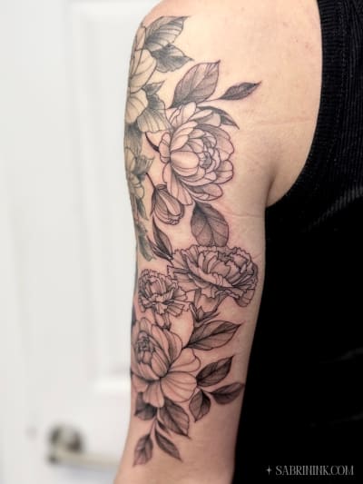 floral-carnations-tattoo-calgary-sabrina-zimmer_vufwd0