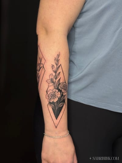 floral-tattoo-geometry-calgary-sabrina-zimmer_tmapc4