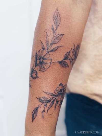 floral-tattoo-wrap-around-arm-calgary-sabrina-zimmer_apiiky