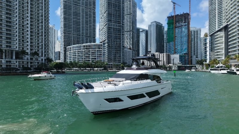 80' Ferretti Silver Moon photo 4