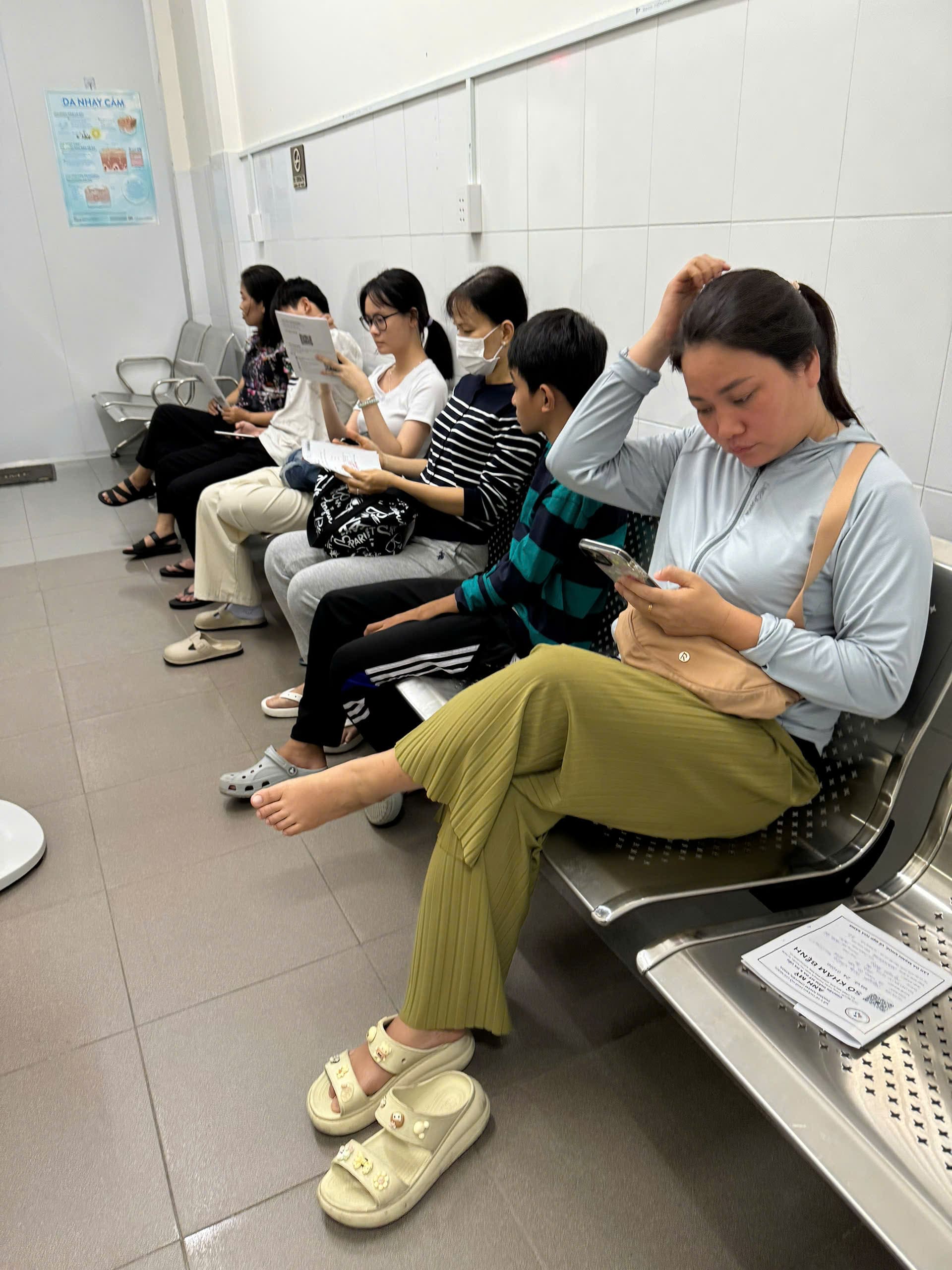 Bệnh nhân ngồi đợi khám da