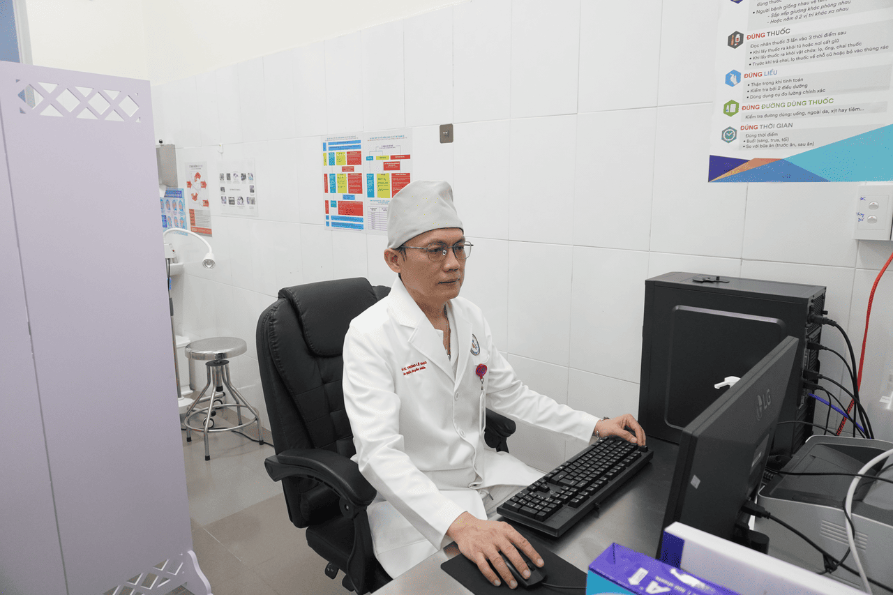 Bs Đạo khám phụ khoa