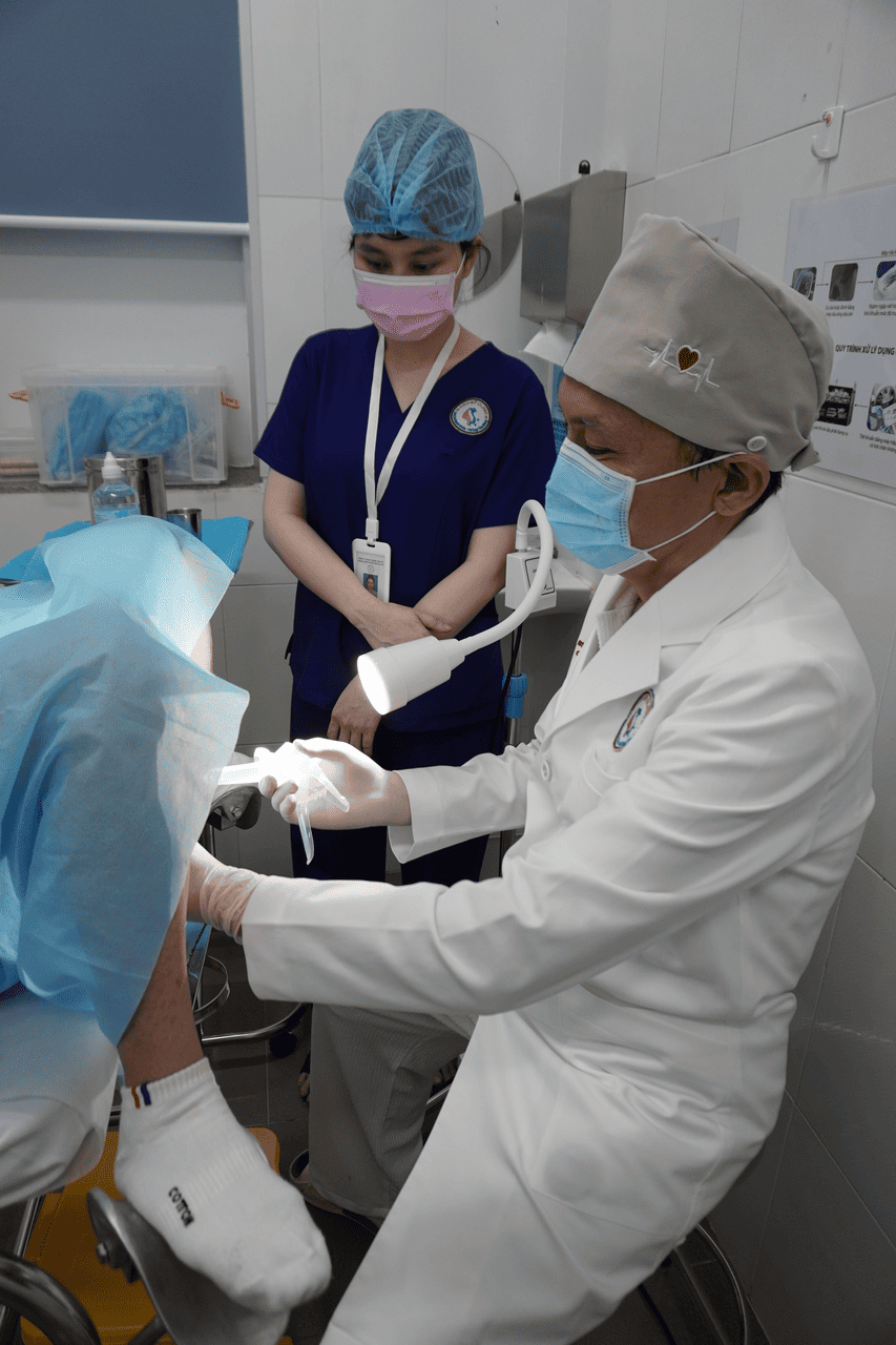 Bs Đạo khám phụ khoa