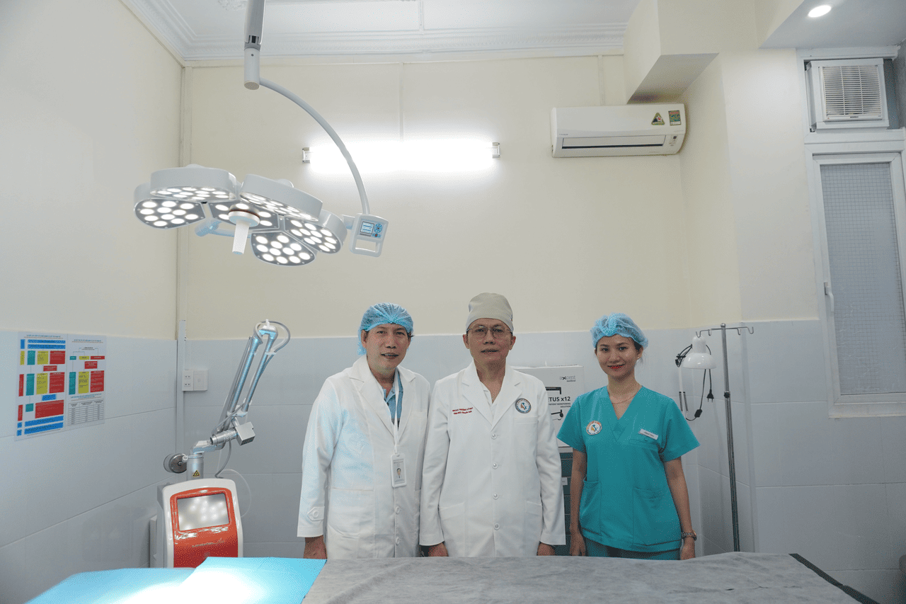 Bàn thủ thuật, đèn thủ thuật