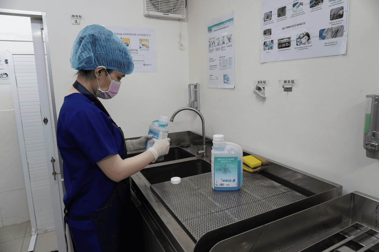 Ngâm nước tiệt khuẩn dụng cụ