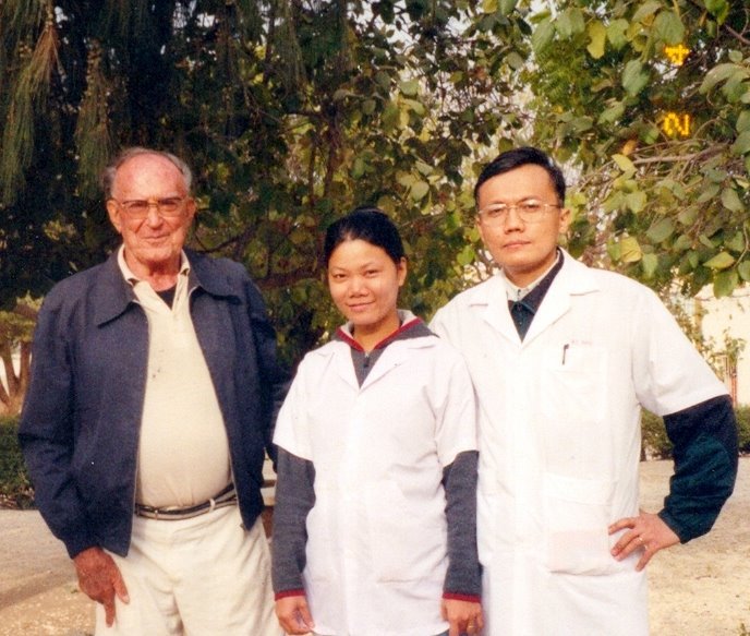 Bs Trương Lê Đạo cùng Gs. Carayon người đề xuất Phẫu Thuật Chuyển Gân Chày Sau phục hồi bàn chân lết