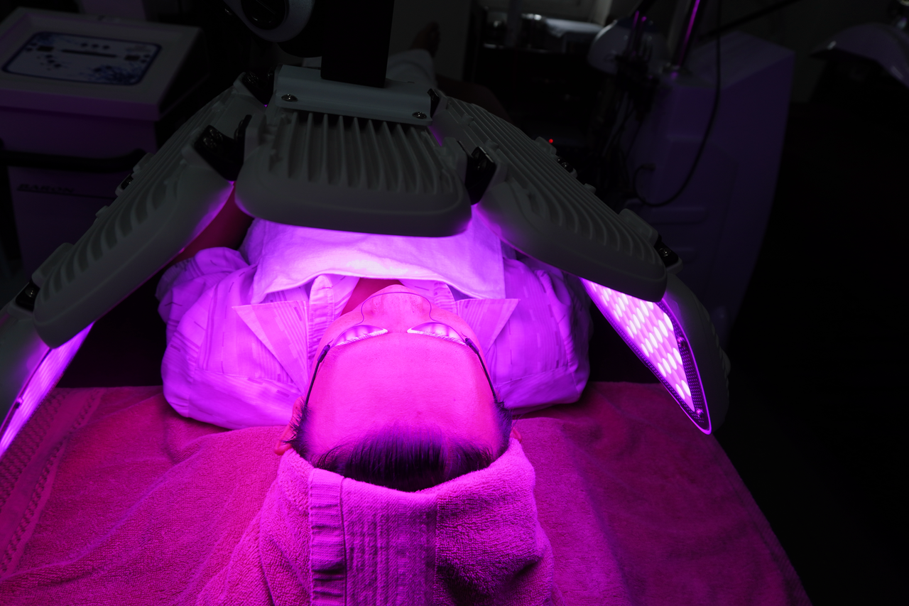 Ánh sáng LED tím điều trị mụn trứng cá và tái tạo collagen tại Anh Mỹ Clinic, Bs Trương Lê Đạo – công nghệ chăm sóc da hiện đại an toàn.