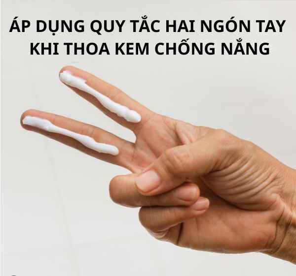 quy-tac-hai-ngon-tay-bao-ve-da_n0m5s8.jpg Bác sĩ hướng dẫn quy tắc hai ngón tay để bôi đủ lượng kem chống nắng đạt SPF chuẩn.