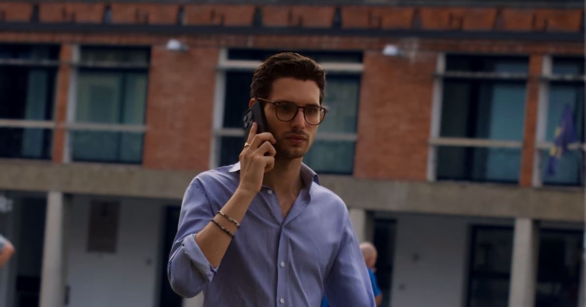Patrick Liverani, consulente di processi e automazione per PMI, al telefono con un cliente in Romagna