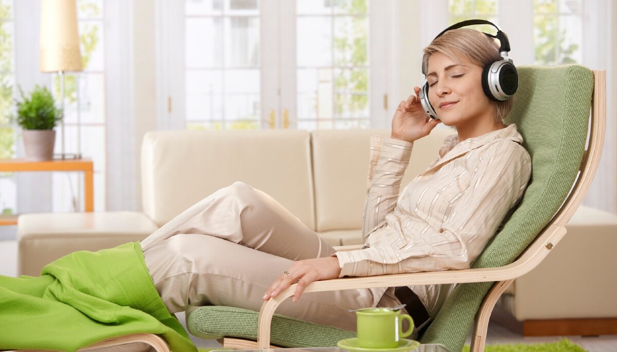 Уютное пространство, человек в наушниках
