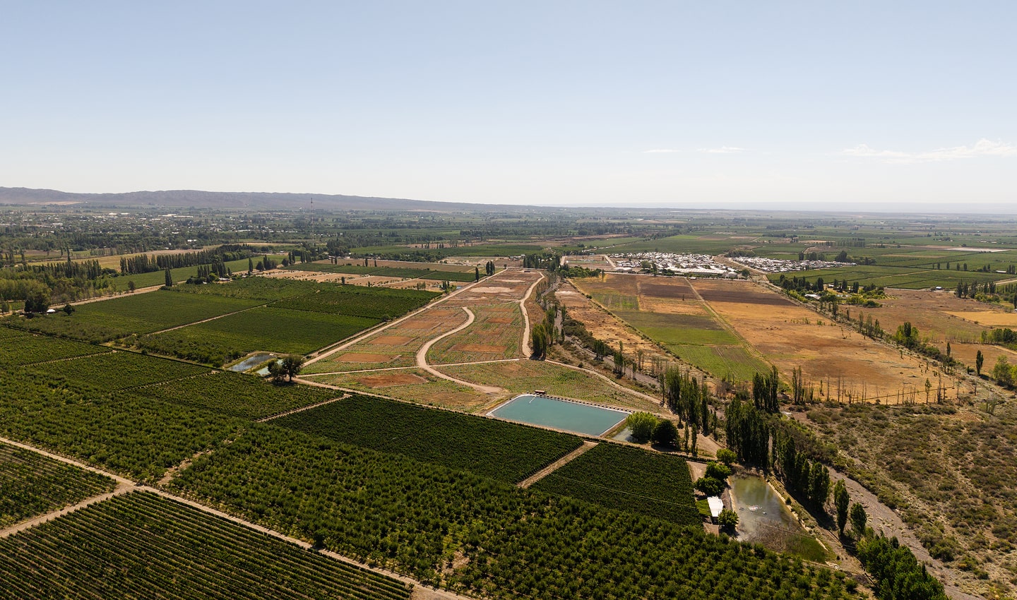 montañas y una piscina