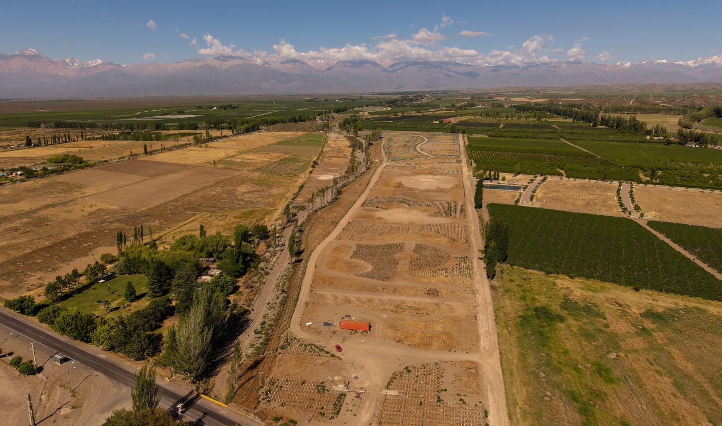 montañas y una piscina