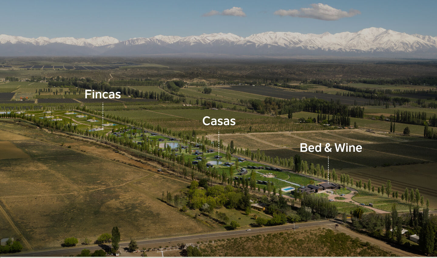 montañas y una piscina