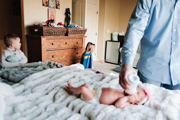 Lifestyle newborn photos at home - Snapshots by Jolene