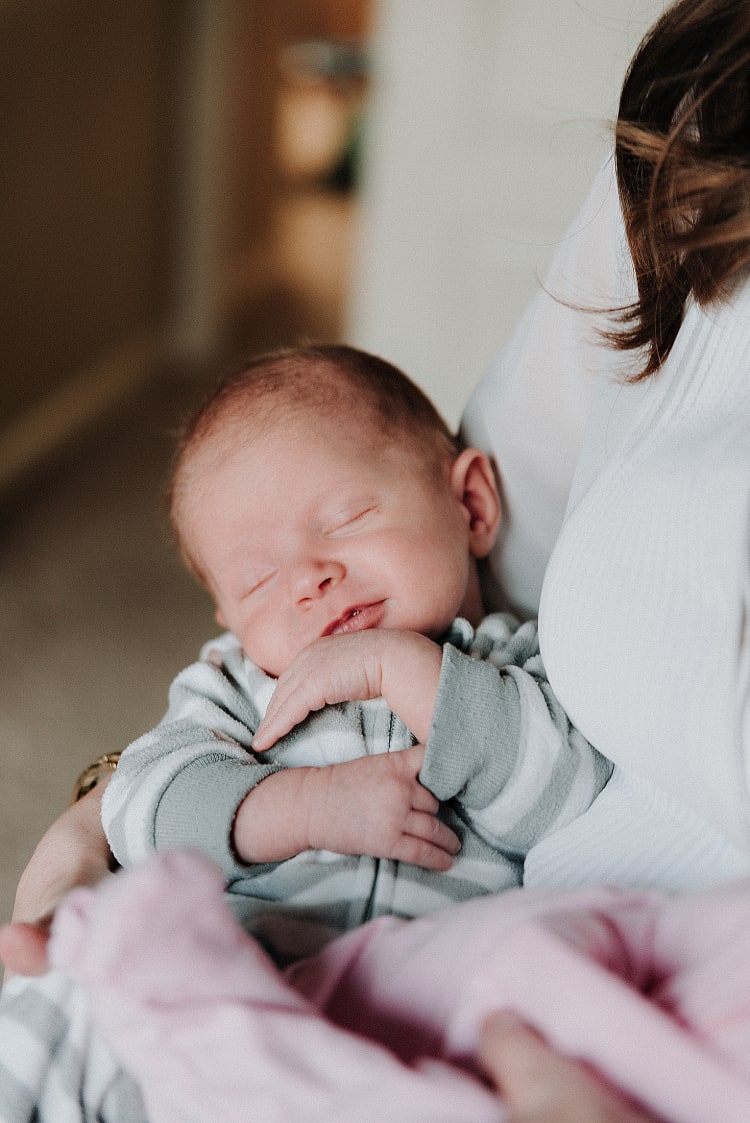 Lifestyle newborn photos at home - Snapshots by Jolene
