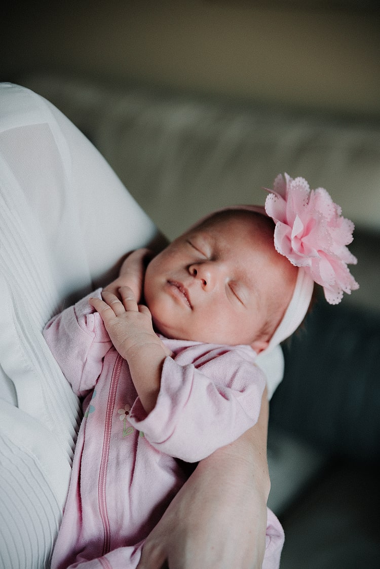 Lifestyle newborn photos at home - Snapshots by Jolene