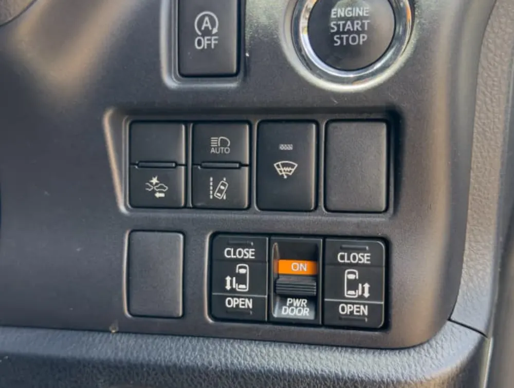 ️ 2019 TOYOTA ESQUIRE 8 SEATER  LEATHER - Zata Motors