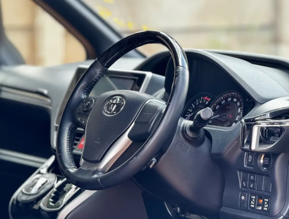  2019 TOYOTA ESQUIRE 8 SEATER  LEATHER - Zata Motors