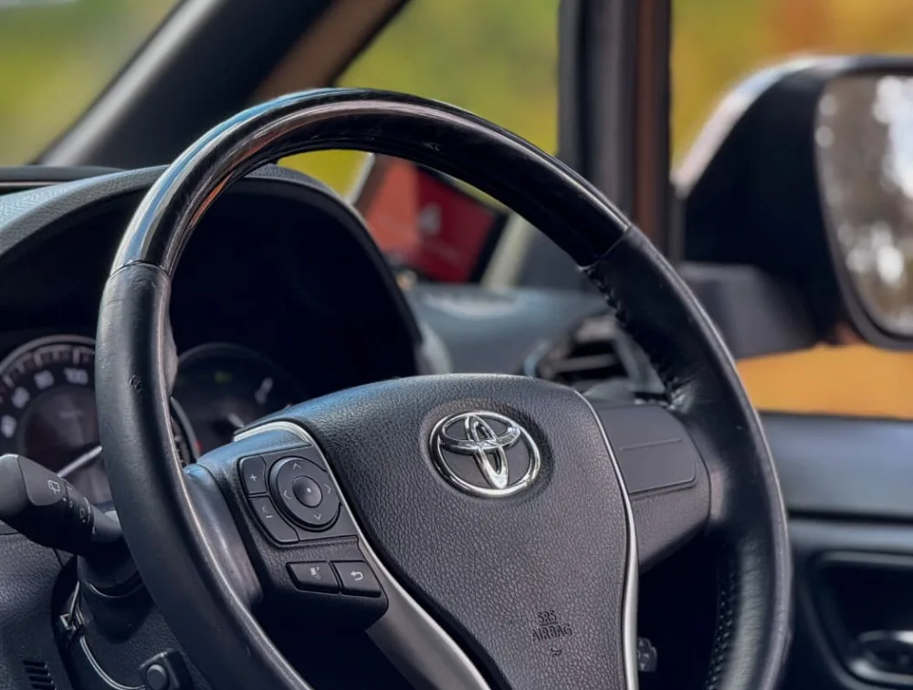  2019 TOYOTA ESQUIRE 8 SEATER  LEATHER - Zata Motors